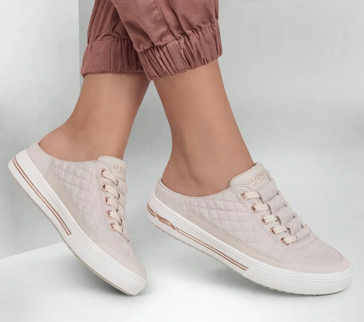 Skechers Arch Fit Arcade – Cozy Fit Snuggle Steps