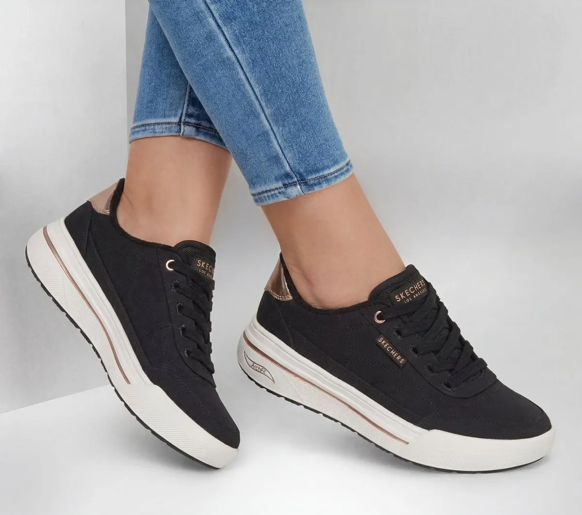 Skechers Arch Fit Arcade HI – Moving Along
