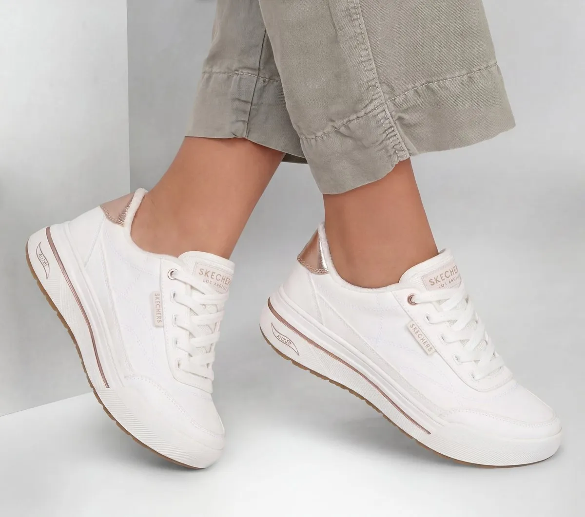 Skechers Arch Fit Arcade HI – Moving Along