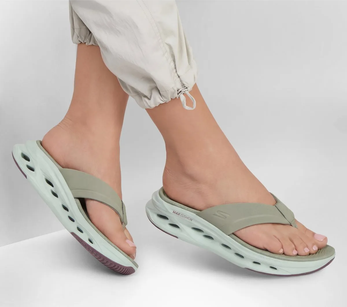 Skechers Max Cushioning Glide-Step Sandal – Audra