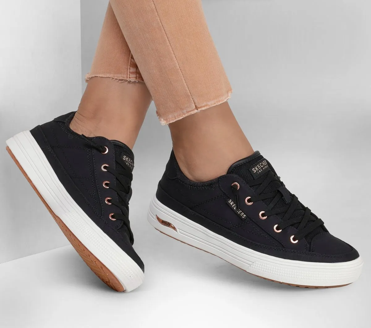 Skechers Arch Fit Arcade – Meet Ya There